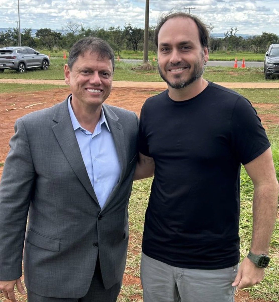 Carlos Bolsonaro está sendo um gigante: seguindo as instruções diretas do pai e fazendo a linha de frente.

A mensagem é de UNIÃO.