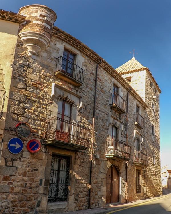 🏛️ Pas endavant per a la rehabilitació de Can Frigola!

El Ple municipal de gener celebrat aquest vespre, ha aprovat sol·licitar una subvenció del programa 2% Cultural per rehabilitar Can Frigola, amb l’objectiu de preservar aquest conjunt històric i convertir-lo en un nou