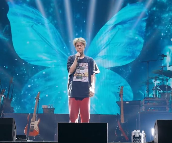 flywithduu's tweet photo. 제목: 만두의 꿈

그래요 난 난 꿈이 있어요
그 꿈을 믿어요 나를 지켜봐요
저 차갑게 서 있는 운명이란 벽앞에
당당히 마주칠 수 있어요
언젠가 난 그 벽을 넘고서
저 하늘을 높이 날을 수 있어요
이 무거운 세상도 나를 묶을 순 없죠
내 삶의 끝에서
나 웃을 그 날을 함께해요 https://t.co/sjZR2fEXNC
