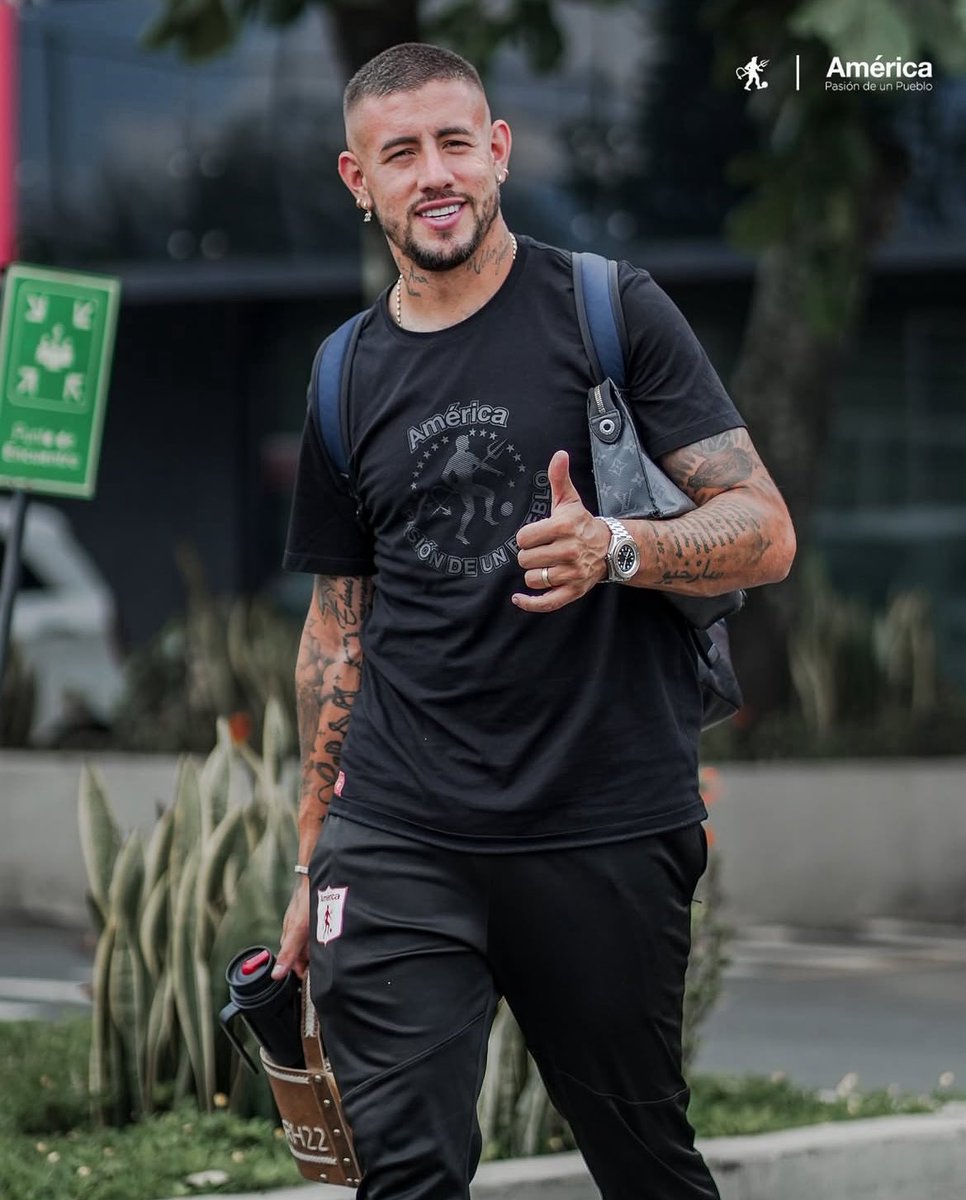 Inaudita la novela que montaron respecto al regreso de Holgado al América. ¡Debería ser obligatorio e inmediato!

El futbolista dejó tirado al club en plenos cuadrangulares para perseguir únicamente su beneficio económico ‘nacionalizándose’ malayo. ¡MALAYO! 🇲🇾

Mercenario.