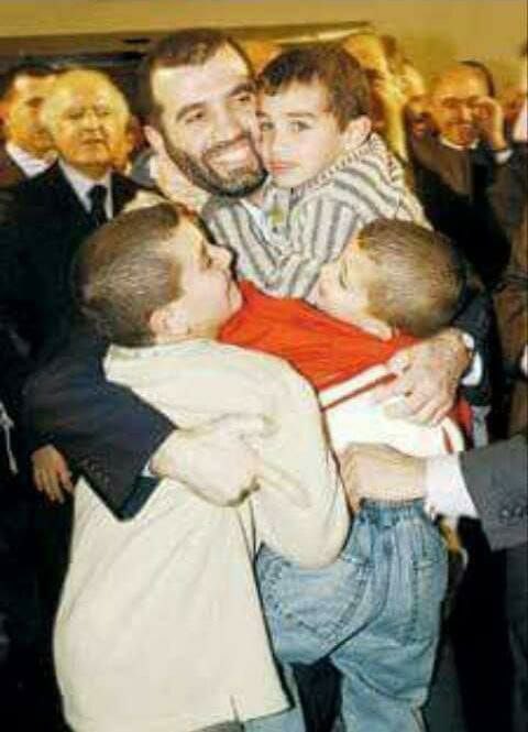 ٢٠٠٤/١/٢٩ || تحرير الأسرى

تحرّر الشهيد القائد الحاج فوزي أيوب من السجن الصهيوني

أول لحظات اللقاء