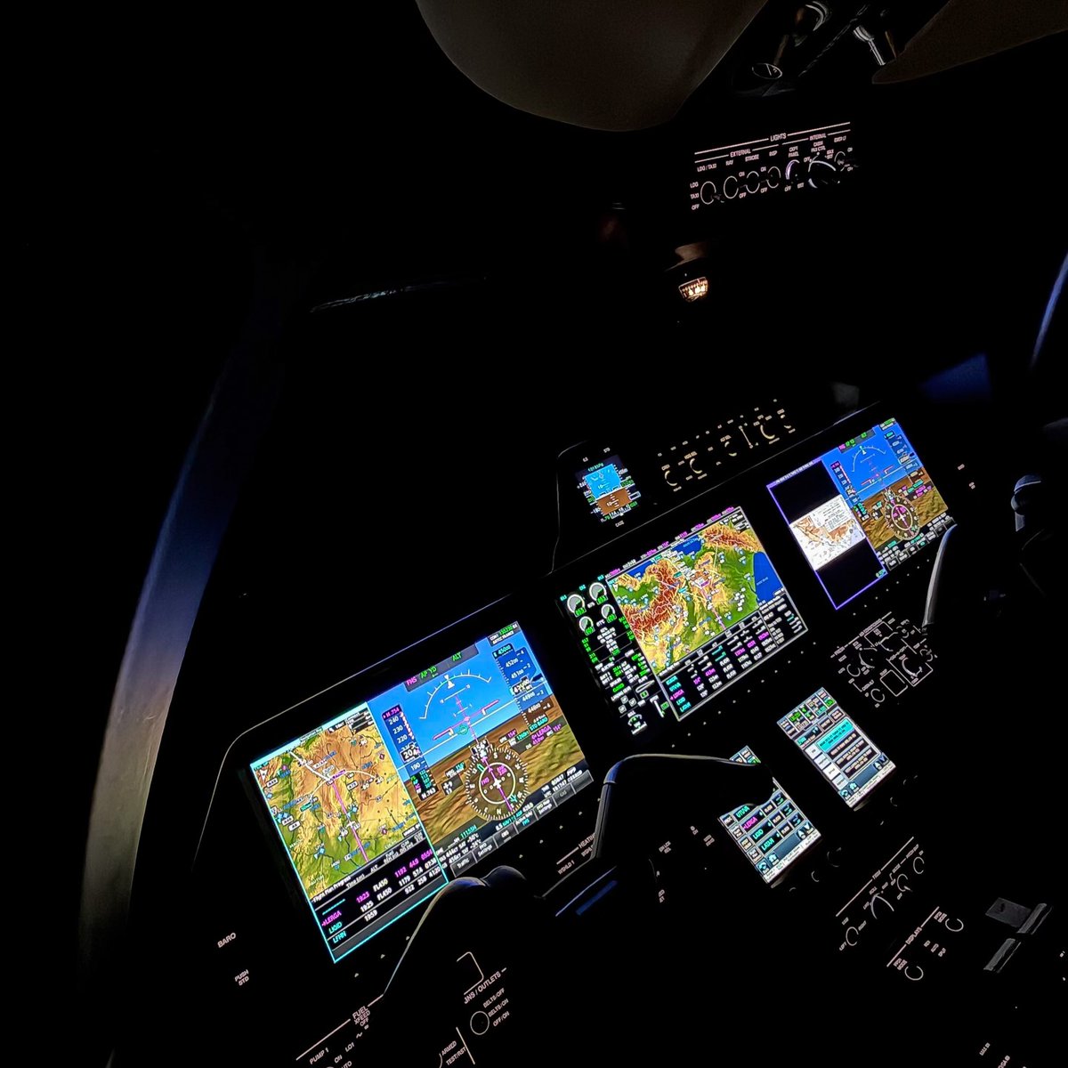 GarminAviation's tweet photo. Night shift at FL450

🛩️ @embraer Phenom 300E 

📸 aviamotivephotography/IG https://t.co/XKjAfA10sB