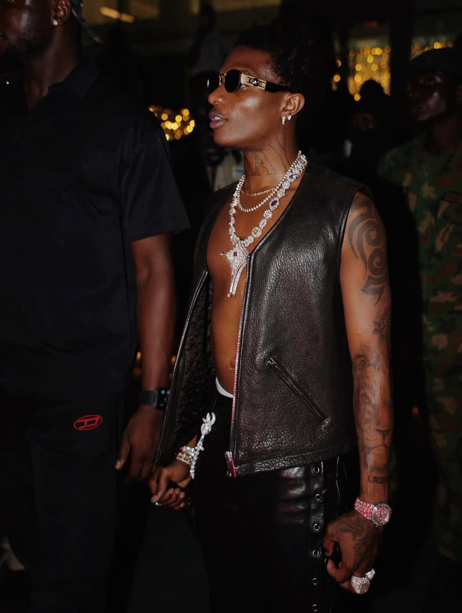 blackebony28's tweet image. The Artist                   The comparison list