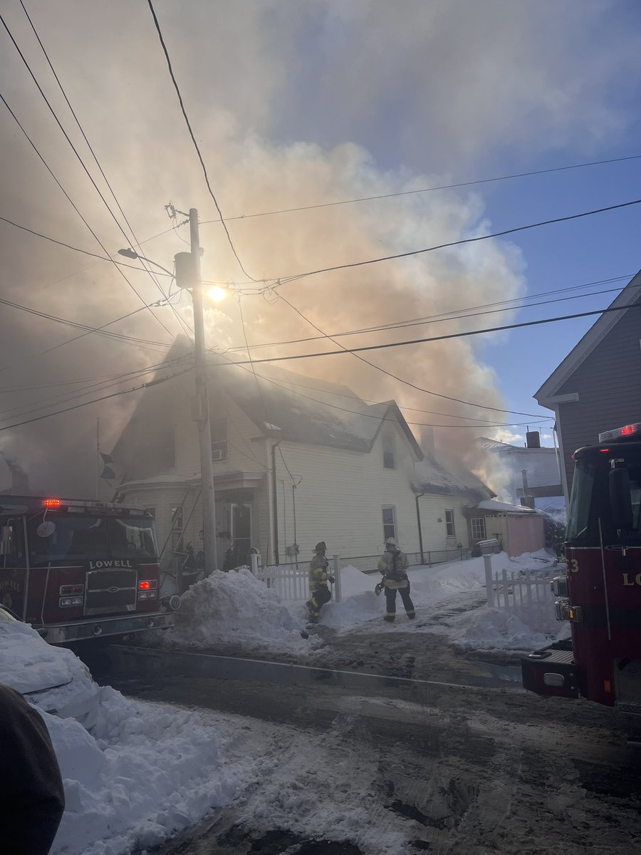lowellscanner's tweet photo. Heavy smoke continuing https://t.co/sOcbtyiPBH