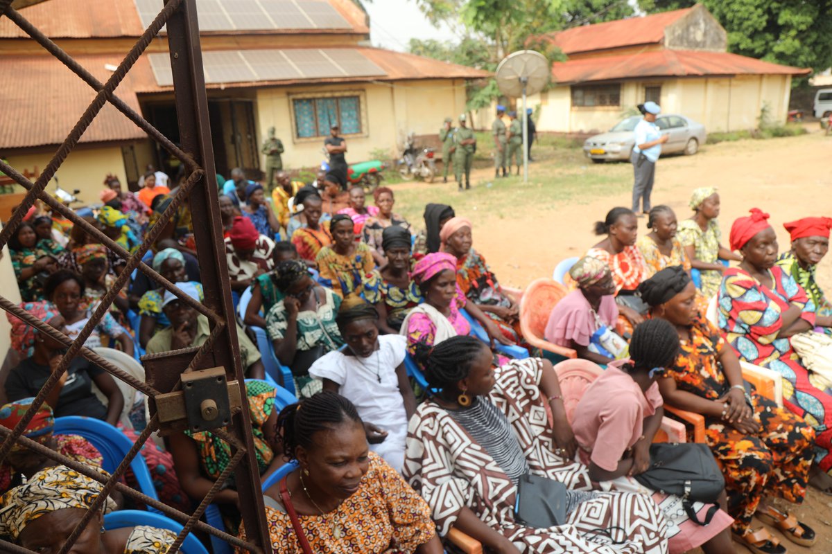 UNPOL_RCA's tweet photo. In #Bangui🇨🇫, the #MINUSCA @UNPOL women's network and Central African🇨🇫 #ISF women donated three tonnes of food to 140 vulnerable and disabled people. The 🇨🇫Minister of #PGPFFE was represented at the ceremony, which was also attended by municipal authorities. https://t.co/HTPXvKt5dA