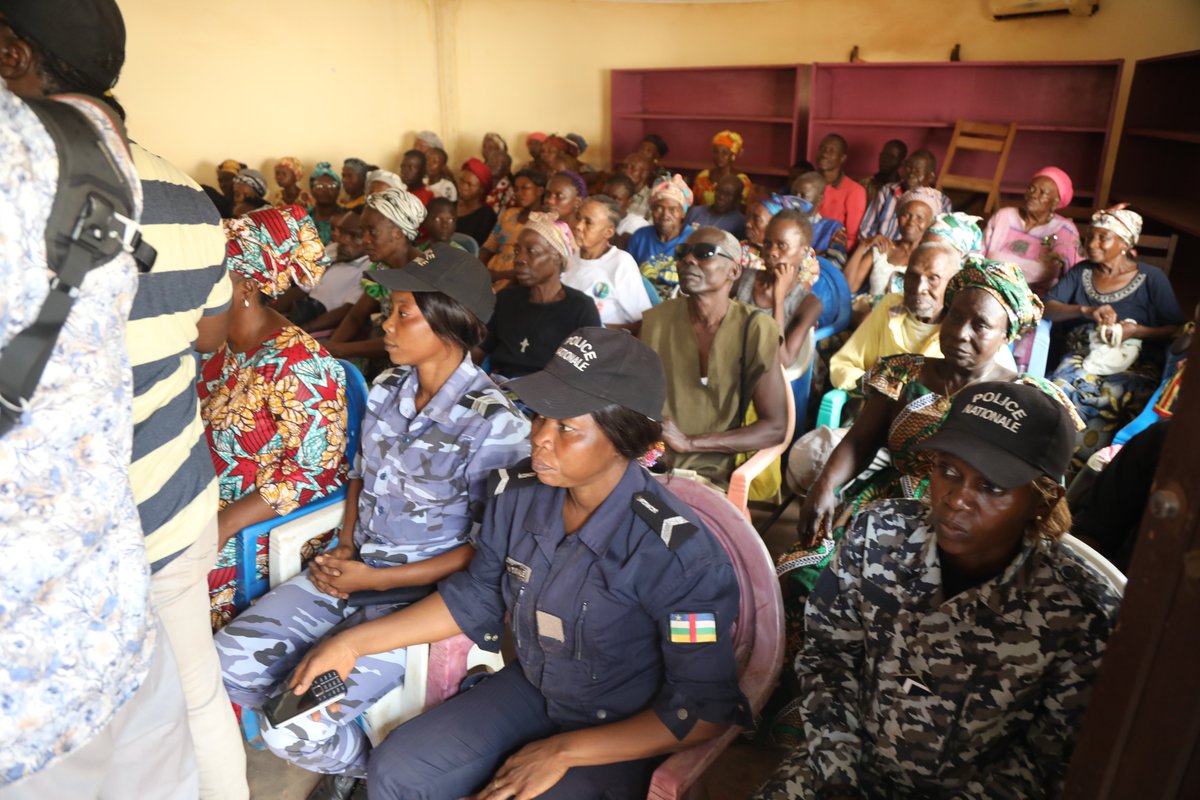 UNPOL_RCA's tweet photo. In #Bangui🇨🇫, the #MINUSCA @UNPOL women's network and Central African🇨🇫 #ISF women donated three tonnes of food to 140 vulnerable and disabled people. The 🇨🇫Minister of #PGPFFE was represented at the ceremony, which was also attended by municipal authorities. https://t.co/HTPXvKt5dA