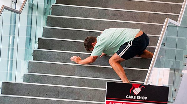 "Acción Digna de Oscar": Ebrio Simula Caída Épica en Escaleras Del Aeropuerto Para Esquivar a Carabineros, Pero Igual Termina Detenido

➡️region2.cl/accion-digna-d…⬅️

#Antofagasta #Calama #Tocopilla #Taltal #Mejillones #Maríaelena #Baquedano #Sierragorda #Sanpedrodeatacama #Chile