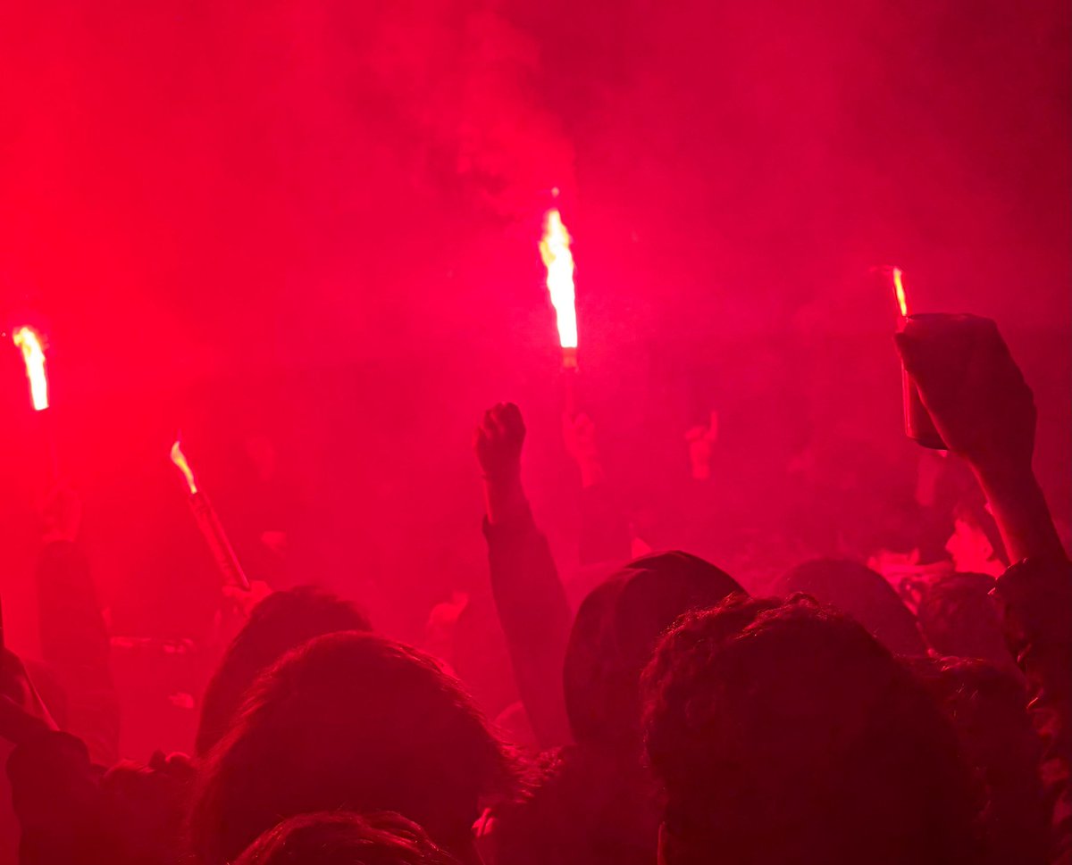 Jokalariak, entrenatzaileak, zuzendaritzak... badatoz eta badoaz, baina zaletuok hemen jarraitzen dugu. Armarriagatik gatozelako! Beti zurekin Athletic, gure gainetik... ezta izarrak ere!

AC-Sporting Portugal | 2026-01-28