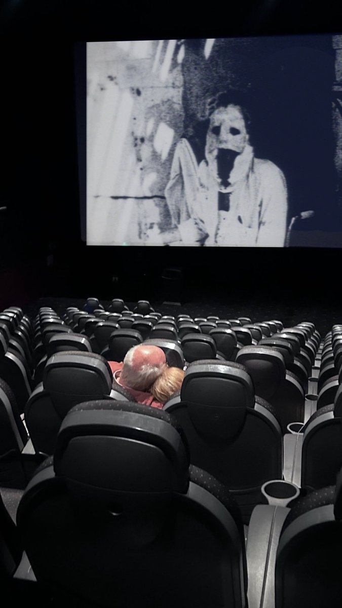 Quanta tendresa aquests ancians mirant Begotten en pantalla gran 💔