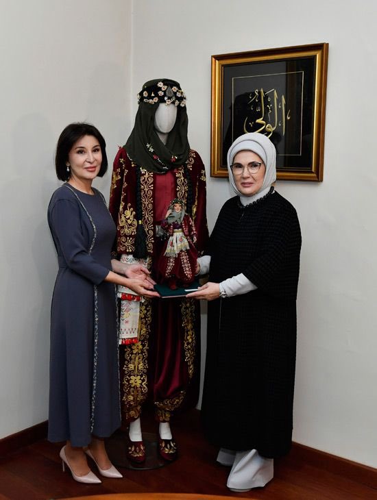 📍 Ankara

Sayın Emine Erdoğan Hanımefendileri, Özbekistan Cumhurbaşkanı’nın eşleri Sayın Ziroat Mirziyoyeva’yla Ankara Palas’ı ziyaret ettiler. 

Ziyaret kapsamında, olgunlaşma enstitülerimizde üretilen kitre bebekler, çini ve seramik eserler ile Türk işi, sırma, hesap işi ve