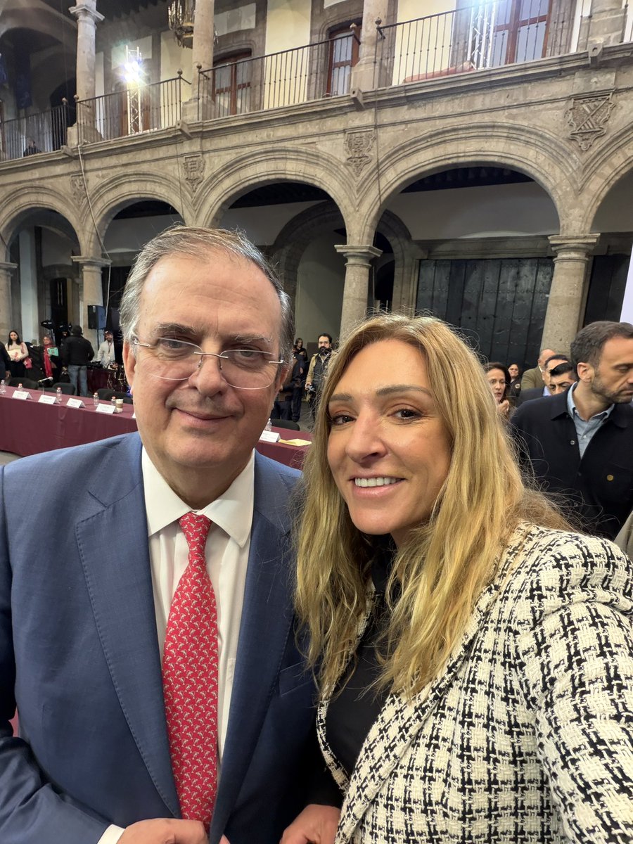 maria_ariza's tweet photo. Participo con mucho entusiasmo en el 🫶Comité promotor de inversiones de la @GobCDMX. Agradezco mucho a la Jefa de Gobierno @ClaraBrugadaM, al Secretario de @SE_mx @m_ebrard y a @ManolaZabalza Secretaria Económica de la Ciudad por la invitación 🙏

Un gran gusto poder ver a tantos empresarios y emprendedores apoyando cada uno desde sus industrias 🙏