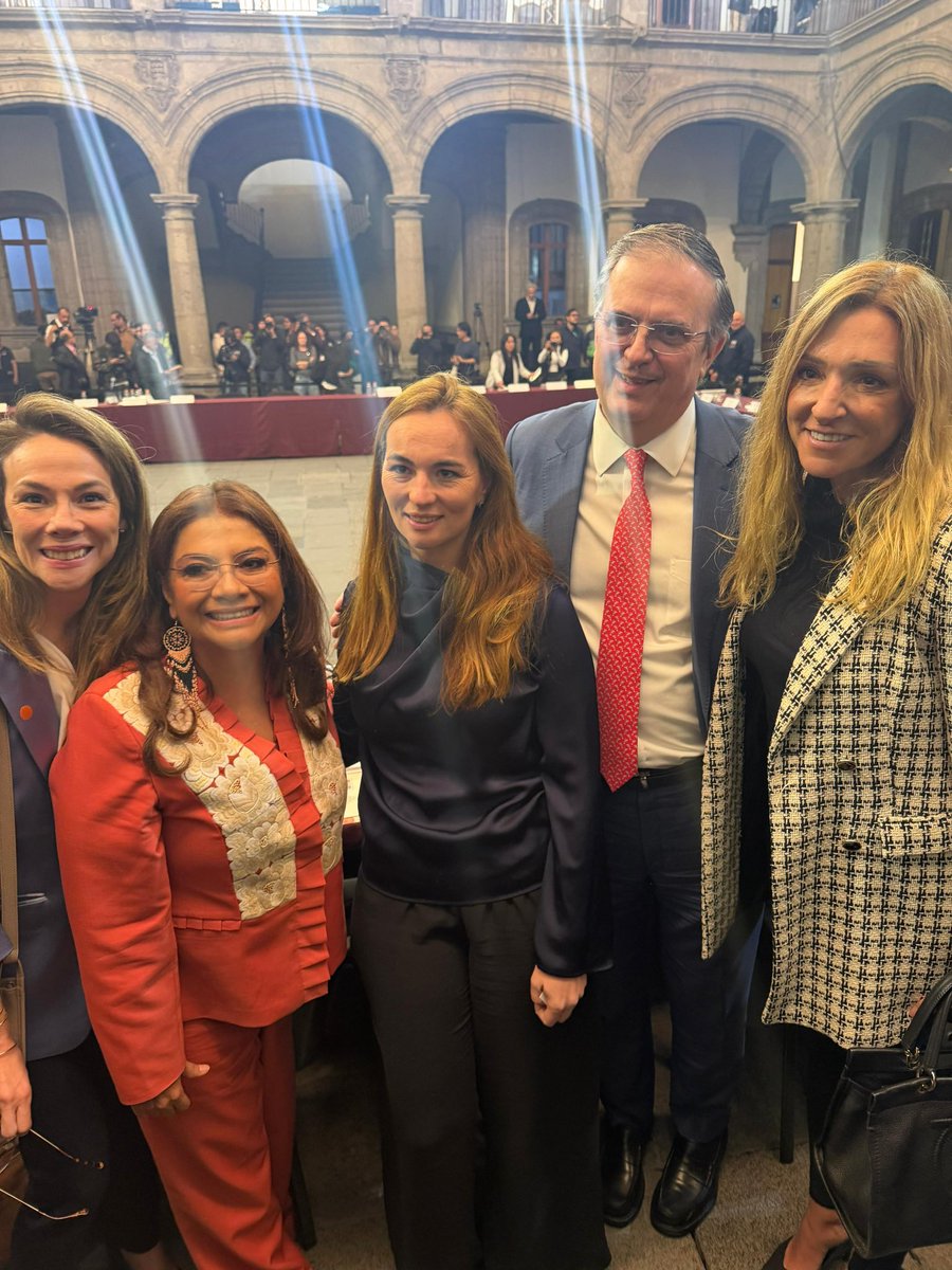 maria_ariza's tweet photo. Participo con mucho entusiasmo en el 🫶Comité promotor de inversiones de la @GobCDMX. Agradezco mucho a la Jefa de Gobierno @ClaraBrugadaM, al Secretario de @SE_mx @m_ebrard y a @ManolaZabalza Secretaria Económica de la Ciudad por la invitación 🙏

Un gran gusto poder ver a tantos empresarios y emprendedores apoyando cada uno desde sus industrias 🙏