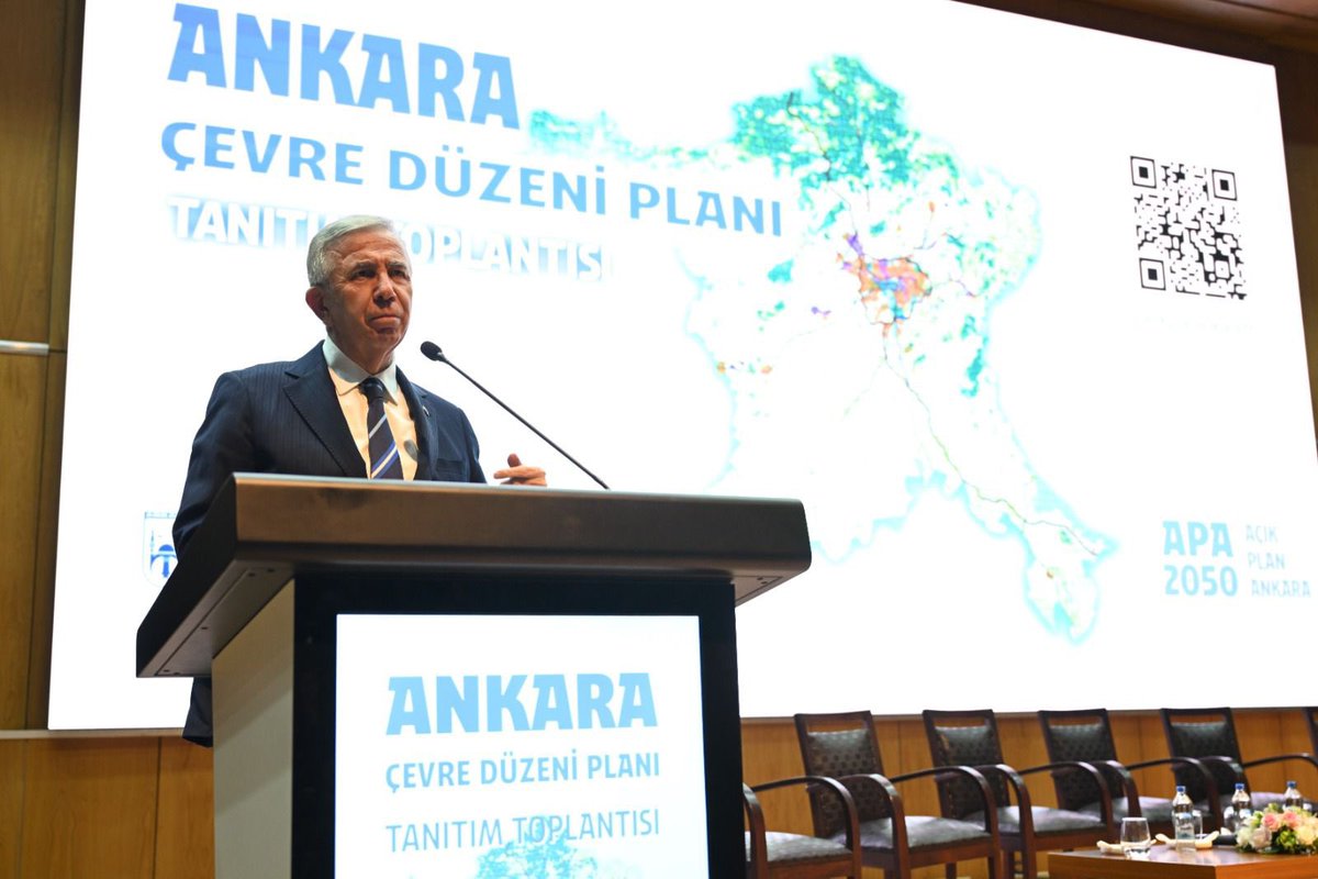 mansuryavas06's tweet photo. Bugün Başkent Ankara’mızda yaşadığımız pek çok kentsel sorunun kaynağında uzun bir süredir bütüncül bir üst ölçekli mekânsal planımızın olmaması yatıyor. Böyle bir plan olmadan rant için alınan parçacı imar kararları kentimizi iklim krizi gibi sorunlar karşısında aşırı kırılgan hale getirdi ve telafisi olmayan sorunlara yol açtı.

Bu tabloyu değiştirmek için, Ankara’nın metropol alanı için 20 yıldan sonra, İl bütünü için de ilk defa Ankara’nın geleceğini bütüncül biçimde ele alacak 1/100 000 Ölçekli Ankara 2050 Çevre Düzeni Planı sürecini başlattık.

Bu önemli adımı atmamızda katkı sunan ve düzenlediğimiz tanıtım toplantısına iştirak ederek Ankara’nın geleceğini birlikte biçimlendirme çabamıza destek veren, değerli akademisyenlerimize, mesai arkadaşlarıma, siyasetçi dostlarıma, kamu kurumlarımıza ve ilçe belediyelerimize, üniversitelerimize, meslek odalarımıza, Ankara Kent Konseyimize, sivil toplum kuruluşlarına ve tüm katılımcılara yürekten teşekkür ediyorum.

Amacımız çok net:
Geçmişin kirli imar mirası sebebiyle bizlerin yaşadıklarını çocuklarımız yaşamasın ve onlara daha düzenli, daha sağlıklı ve daha yaşanabilir bir Ankara bırakmak.
Ankara’yı rantla değil, akılla ve bilimle, katılımcılıkla planlamaya kararlıyız.
