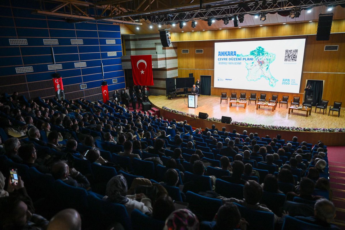mansuryavas06's tweet photo. Bugün Başkent Ankara’mızda yaşadığımız pek çok kentsel sorunun kaynağında uzun bir süredir bütüncül bir üst ölçekli mekânsal planımızın olmaması yatıyor. Böyle bir plan olmadan rant için alınan parçacı imar kararları kentimizi iklim krizi gibi sorunlar karşısında aşırı kırılgan hale getirdi ve telafisi olmayan sorunlara yol açtı.

Bu tabloyu değiştirmek için, Ankara’nın metropol alanı için 20 yıldan sonra, İl bütünü için de ilk defa Ankara’nın geleceğini bütüncül biçimde ele alacak 1/100 000 Ölçekli Ankara 2050 Çevre Düzeni Planı sürecini başlattık.

Bu önemli adımı atmamızda katkı sunan ve düzenlediğimiz tanıtım toplantısına iştirak ederek Ankara’nın geleceğini birlikte biçimlendirme çabamıza destek veren, değerli akademisyenlerimize, mesai arkadaşlarıma, siyasetçi dostlarıma, kamu kurumlarımıza ve ilçe belediyelerimize, üniversitelerimize, meslek odalarımıza, Ankara Kent Konseyimize, sivil toplum kuruluşlarına ve tüm katılımcılara yürekten teşekkür ediyorum.

Amacımız çok net:
Geçmişin kirli imar mirası sebebiyle bizlerin yaşadıklarını çocuklarımız yaşamasın ve onlara daha düzenli, daha sağlıklı ve daha yaşanabilir bir Ankara bırakmak.
Ankara’yı rantla değil, akılla ve bilimle, katılımcılıkla planlamaya kararlıyız.
