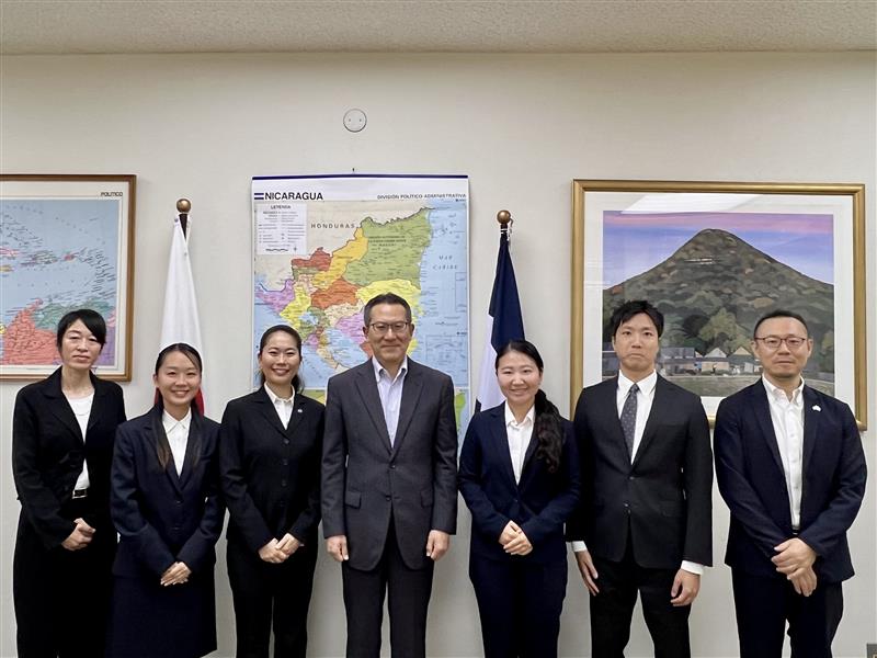 Hoy, 29 de enero, los voluntarios de JICA que dejan Nicaragua cumpliendo 2 años de misión visitaron al Embajador Ogino para despedirse.
¡Parece que han tenido días muy enriquecedores! Les deseamos mucho éxito en su futuro profesional. ¡Mucho ánimo!