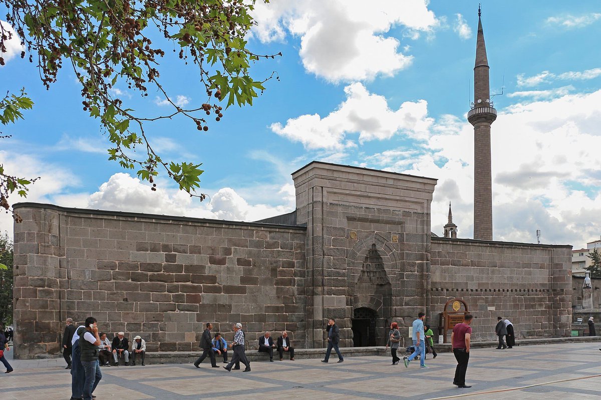 Hunat Hatun Külliyesi (Kayseri)

Alaeddin Keykubad'ın karısı Mahperi Hatun tarafından 1237-1246 yılları arasında yaptırılmıştır. Külliye bir cami, bir medrese, türbe ve hamamdan oluşmaktadır. Caminin batı cephesindeki ana giriş kapısı şaheser bir arabesk süsle donatılmıştır.