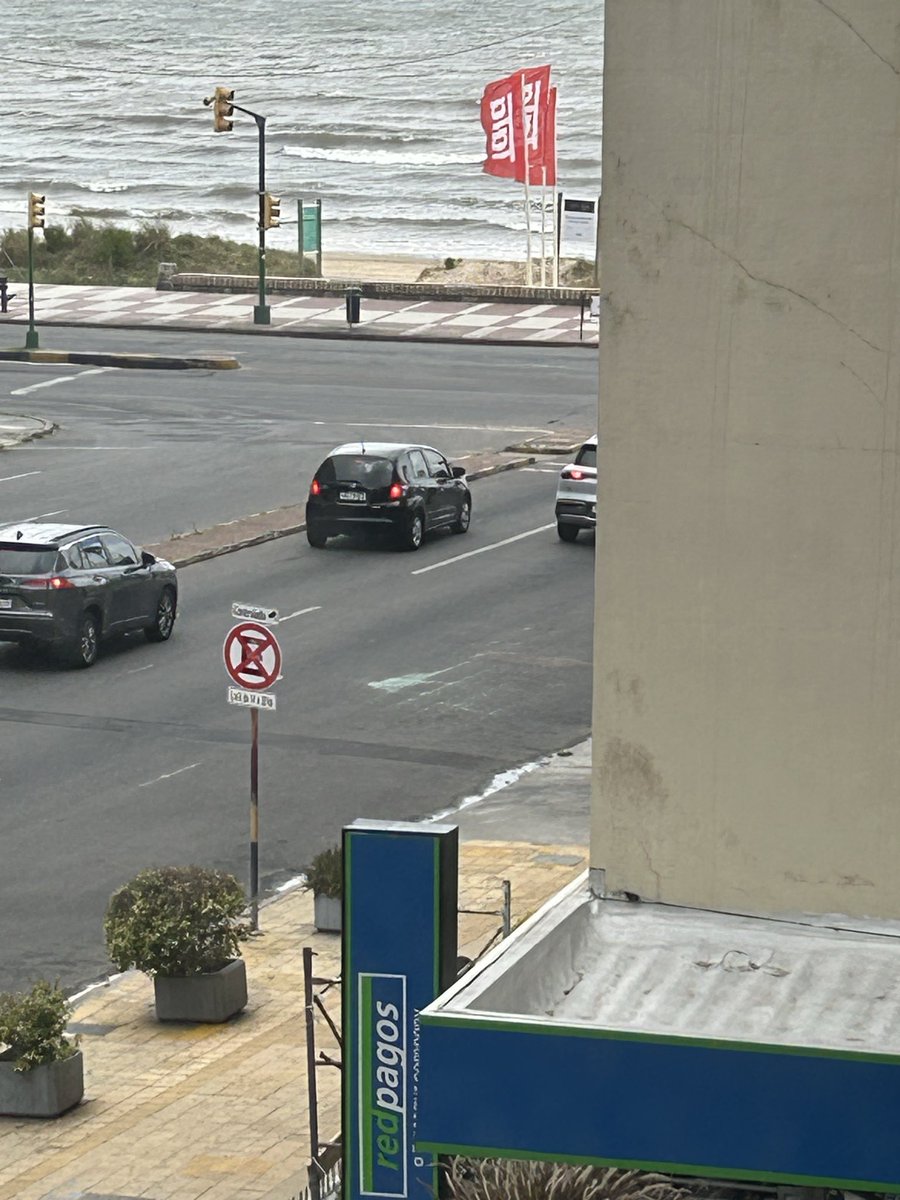 Hoy de mañana robaron a un auto (ahí quedaron los vidrios estallados), ayer robaron a una persona en B Blanco enfrente al Itau, la moto se fue por la vereda contramano… todo en menos de 24 hs y en la misma manzana. Por suerte Blacky nos cuida y no gobierna la derecha