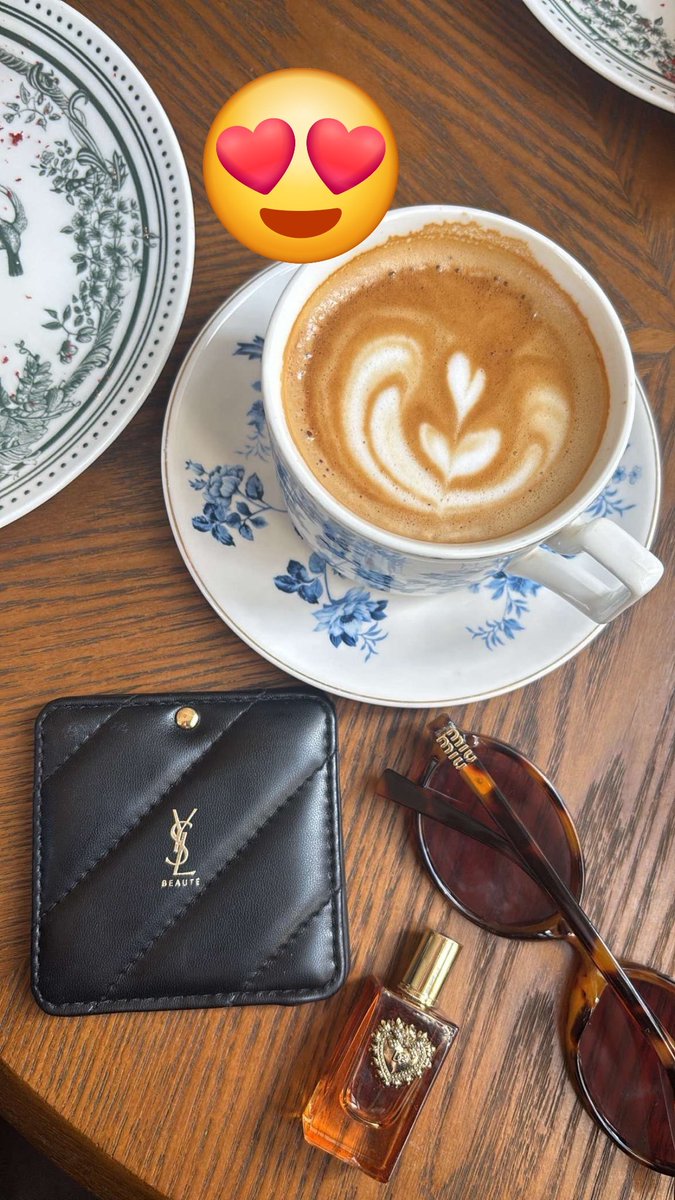 أحيان يكفيك شخص واحد ينتبه لك، يختارك بلا تردد و يحبك بطريقة مطلقة لاتقبل التجزئة والانقسام لتفقد بعده اهتمامك ببقية البشر، بمحبتهم من عدمها. يعني مثل ماقال مساعد «أنا ليه ألتفت للناس وعيونك جماهيري» ؛)