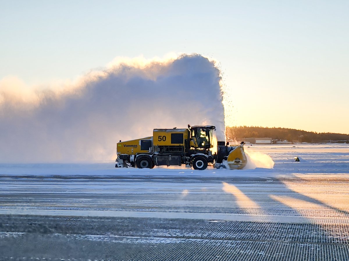 flymanchester's tweet image. 16.5 inches of snow at MHT from this past storm...how much did you get?! ❄️ Thank you to our hardworking crews for keeping MHT open and operational throughout the entire storm! #WorkMHT