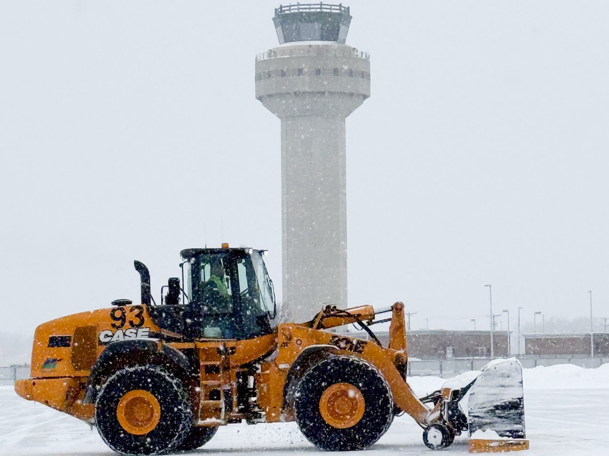 flymanchester's tweet image. 16.5 inches of snow at MHT from this past storm...how much did you get?! ❄️ Thank you to our hardworking crews for keeping MHT open and operational throughout the entire storm! #WorkMHT