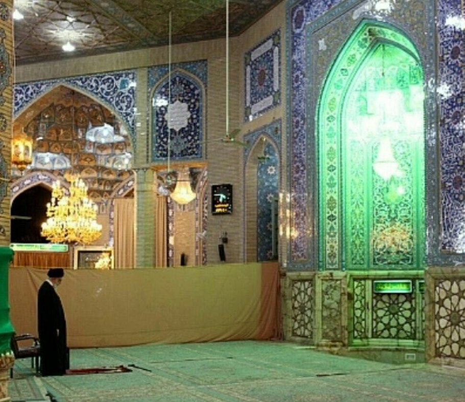 Bahar__Saadatt's tweet photo. مرحوم آیت الله حسن زاده آملی:
 گوش تان به دهان رهبر باشد، چون ایشان گوششان به دهان حجه بن الحسن(عج) است. https://t.co/sJQdLrZohp