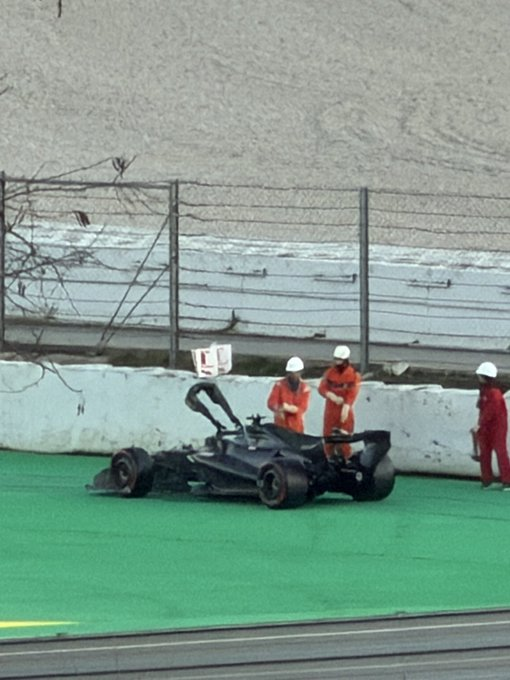 FormulaDirecta's tweet photo. 🚨 ÚLTIMA HORA: Lance Stroll se había parado POR PRECAUCIÓN, tras detectar un posible problema eléctrico

👉 El problema estaría relacionado con la comunicación del motor Honda con el coche, a través de las luces LED del coche, y como resultado, se le indicó a Stroll que se detuviera.

[@Planet_F1]

#F1 #F1Testing