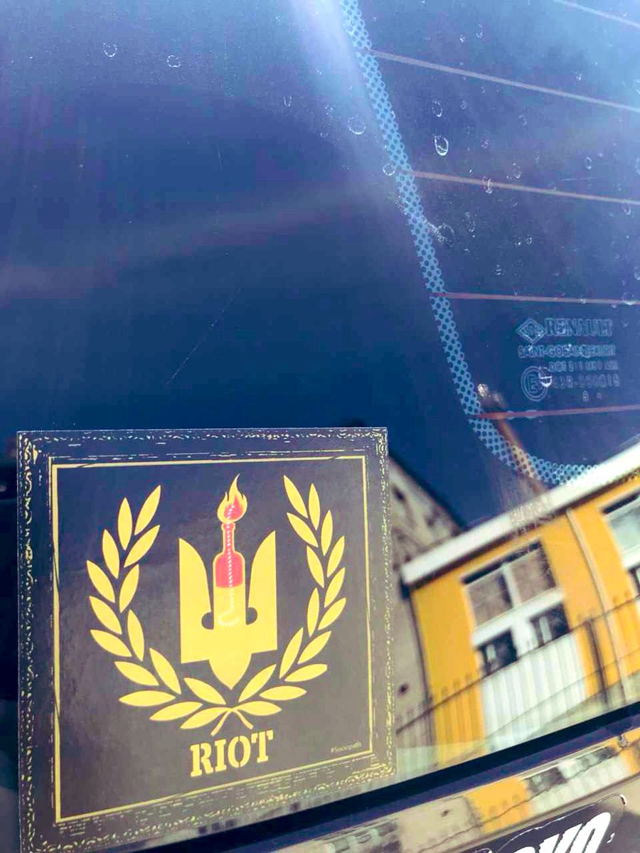 •RIOT•
Священний вогонь спротиву.
Робота 2013 року відтворена на полотні, на постері, тканині, стікерах і дереві.
Коли я писав трилогію «Ікони Революції» на Майдані це мала бути обкладинка, четверта на стінах Груші. “Riot” виконана у техніці трафарет.
#Sociopath