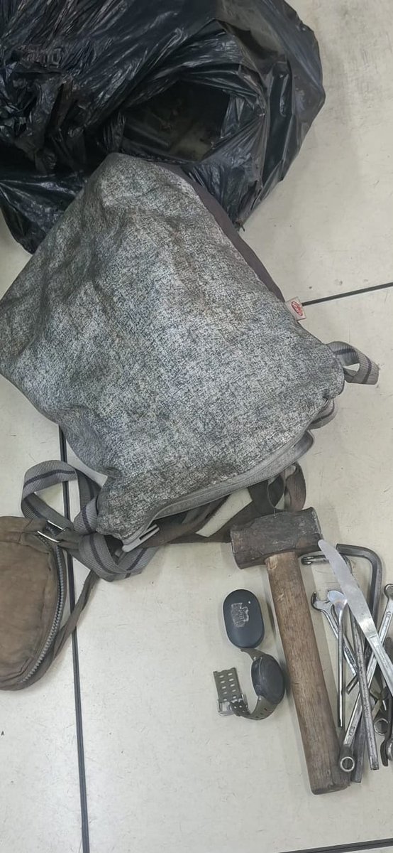 PMERJ's tweet photo. Durante patrulhamento na comunidade Vila Operária, em Duque de Caxias, policiais do #15BPM flagraram um homem destruindo um veículo utilizado em um roubo de carga no dia anterior. O suspeito foi conduzido à #59DP. https://t.co/ZGz6vxDAfb