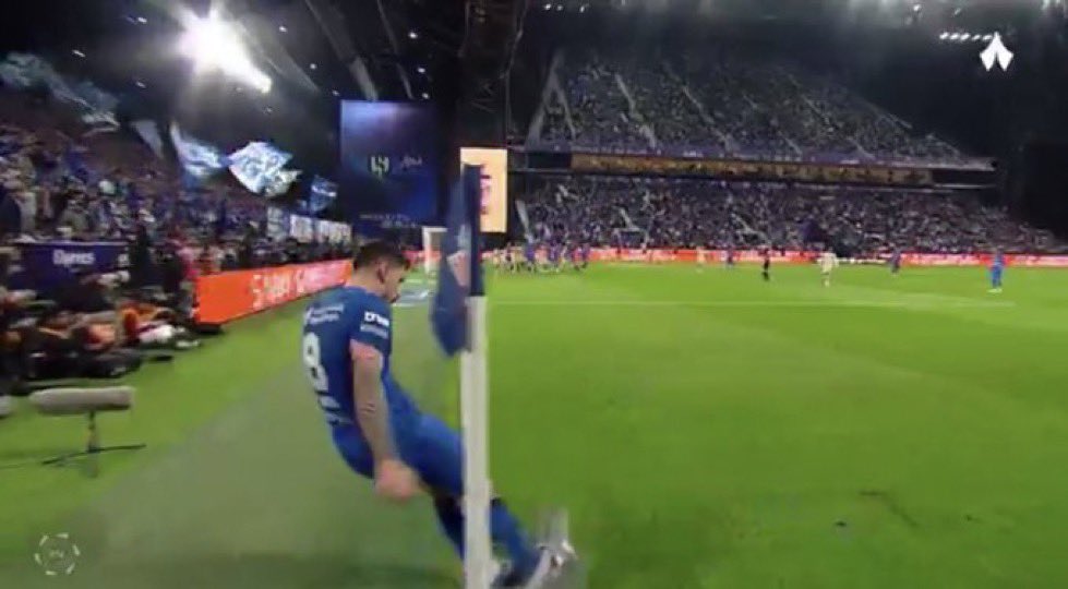 #الهلال_القادسيه لاعب مسجل هدفين في اخر مباراتين من ركنيات تعطي سالم يشوت البلنتي ليه !!!!!!!!