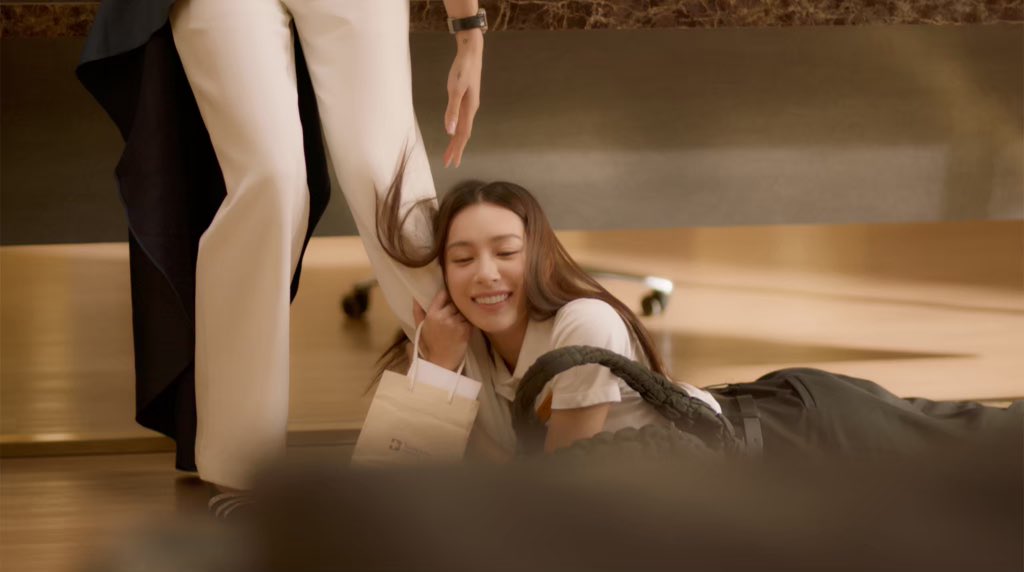 lesbicbyul's tweet photo. Si ven a alguien arrastrándose a las piernas de alguien mientras esta sonriendo dejarla ahí, esta donde quiere estar https://t.co/XvkADjlfYD