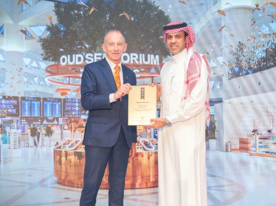 بفضل الله ومنّته، انقضى عام 2025 بإنجازات استثنائية تحققت بدعم وتوجيهات سعادة الرئيس التنفيذي لشركة "مطارات الرياض"، الأستاذ أيمن أبوعباءة، والإدارة التنفيذية وفريق عملنا المتميز. لقد تمكنا من تجاوز التحديات وتحويلها إلى فرص، لنتوّج هذه الجهود بافتتاح صالة السفر الدولية (2) في