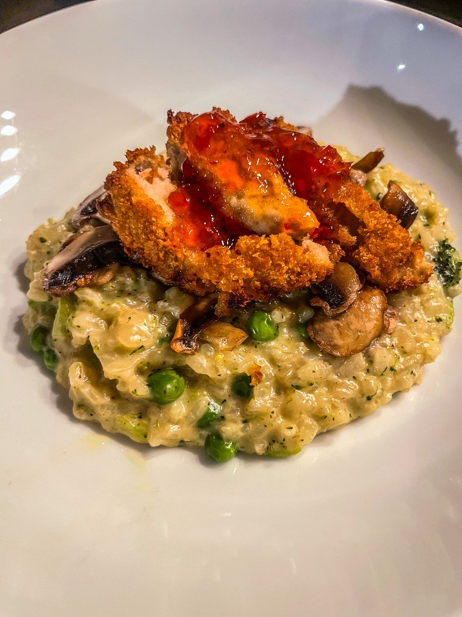 _sarahdavies's tweet image. Weeknight supper: blue Stilton risotto, buttered mushrooms, chicken escalope &amp;amp; chilli jam. Simple, tasty, full of flavour #madefromscratch