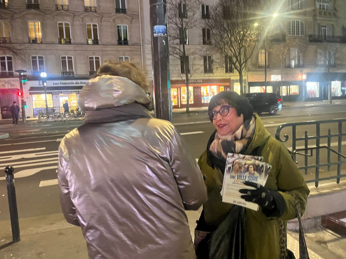 Tractages ce soir rue Froment/métro chemin vert /filles du calvaire .
Nous sommes plus que jamais mobilisés pour faire changer Paris.
Nous enfilons nos vêtements chauds afin d' affronter le froid et défendre le projet sérieux de <a href="/datirachida/">Rachida Dati ن</a> .
Avec vous ,Paris gagnera 💪💪
