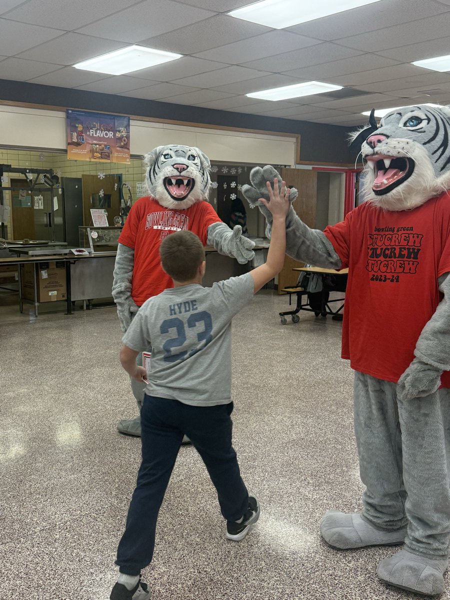 KaraffaAlyssa's tweet photo. Congratulations to our Conneaut Bobcat Pride Winners!! Thanks for coming Bobby and Betty @BGSchools https://t.co/5SRcmHqK0v