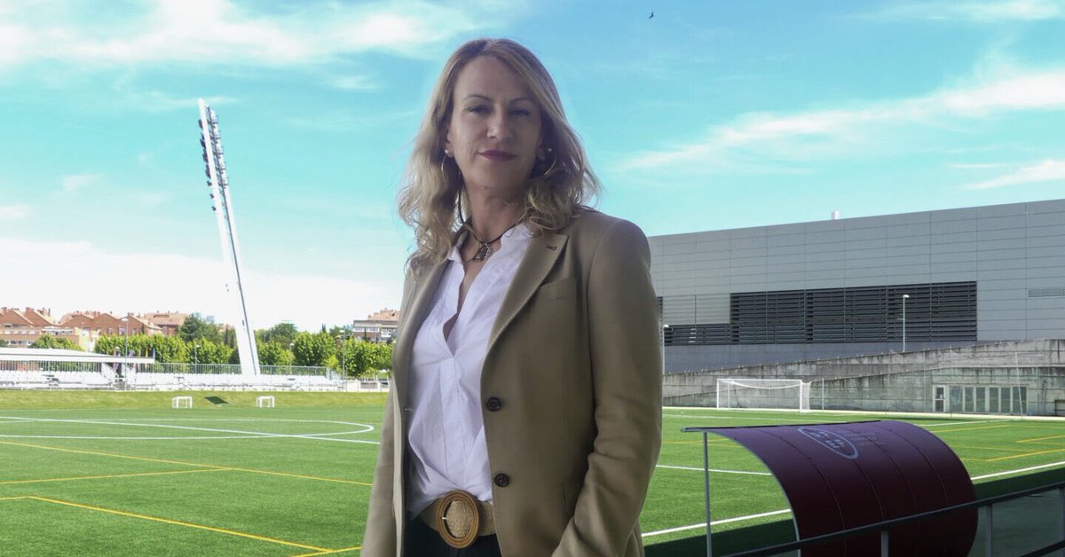 Somhiseremfcb's tweet photo. ¿Cómo puede ser que Yolanda Parga, mujer de Mejía Dávila (delegado del Real Madrid), esté de informadora en el Deportivo - Real Madrid? https://t.co/2Ha5cqdqhJ