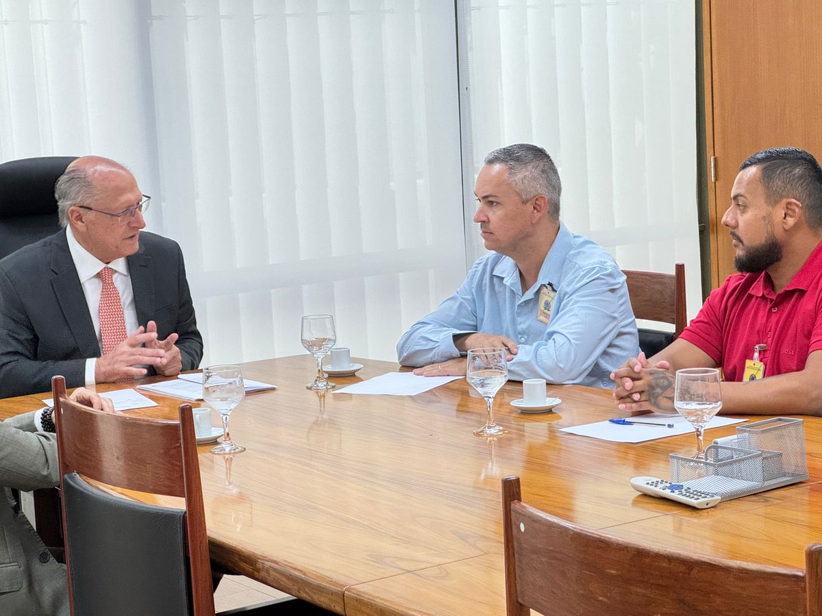 A Avibras é a principal indústria bélica do Brasil. Há 4 anos, trabalhadores lutam sem salários e direitos. Mais uma vez Estivemos em Brasília cobrando o governo: é urgente o aporte financeiro. Defendemos a estatização. Se não assumir, que garanta contratos. Seguiremos cobrando!