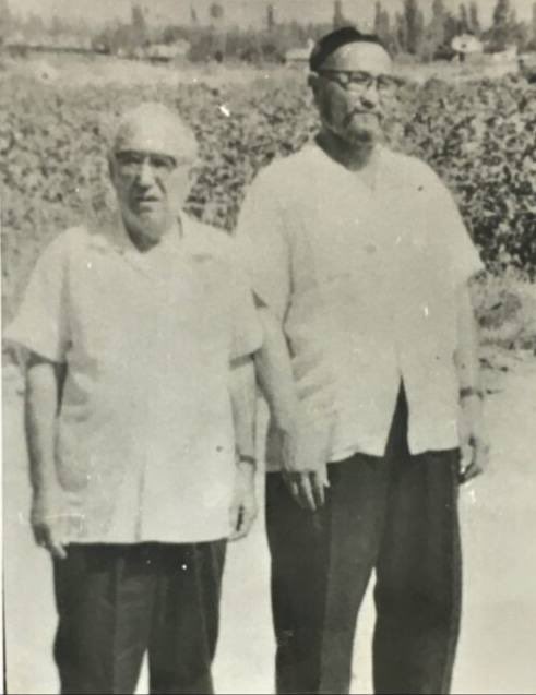 Başkurt liderlerinden, ünlü tarihçi ve Türkolog Ahmet Zeki Velidi Togan, Altay Kazaklarının lideri Kalibek Hakim ile birlikte. 

1950-1960'lar, Türkiye.