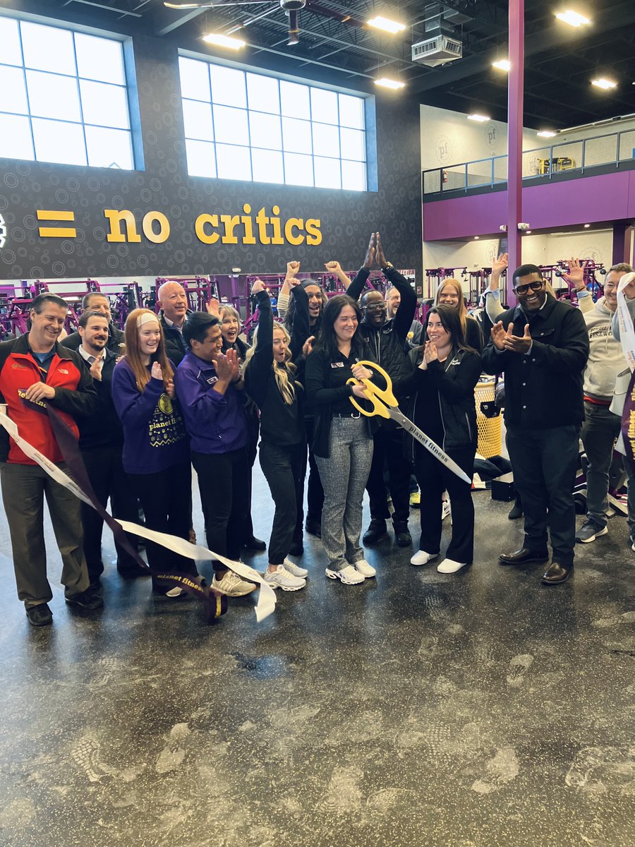 1057thePoint's tweet image. .@MoonValjeanHere may be sore at the Blues game tonight because he tested EVERY machine at the new @PlanetFitness in St. Peters yesterday 💪

Check out the shiny new facility on Woodstone Dr - open 24/7, so no skipping leg day!

#pumpingiron #stpetersmo #workingoutinjeansisweird