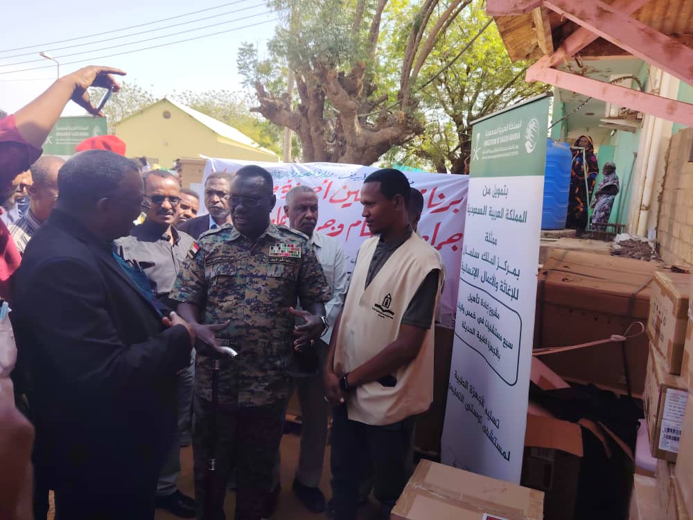 sudannabaa's tweet image. 📷بالصور.. تسلمت حكومة ولاية النيل الأبيض أجهزة ومعدات طبية مقدمة من مركز الملك سلمان للأعمال الإنسانية لمستشفى كوستي التعليمي، بحضور والي الولاية الفريق الركن قمر الدين محمد فضل المولى ووزير الصحة الدكتور الزين سعد آدم.   

وأكد الوالي شكره للسعودية على الدعم، مشيراً إلى أهمية…