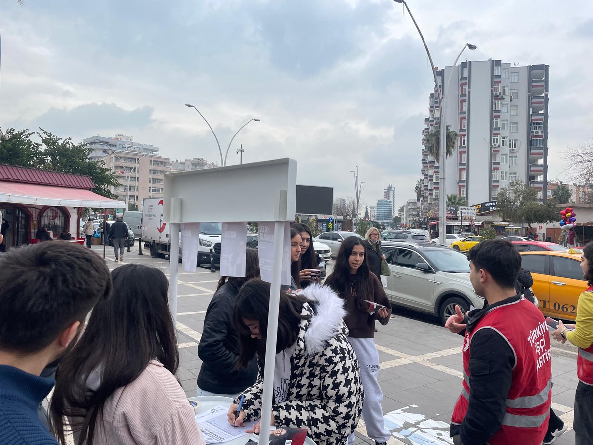 Parti Sözcümüz Sera Kadıgil’in katılımıyla gerçekleşecek etkinliğimize çağrı yapmak için bildirileri  halkımıza ulaştırdık.
Ülkenin siyasal, ekonomik ve toplumsal koşullarını; emekçiler, gençler ve kadınlar açısından birlikte değerlendireceğimiz buluşmaya tüm halkımız davetlidir.