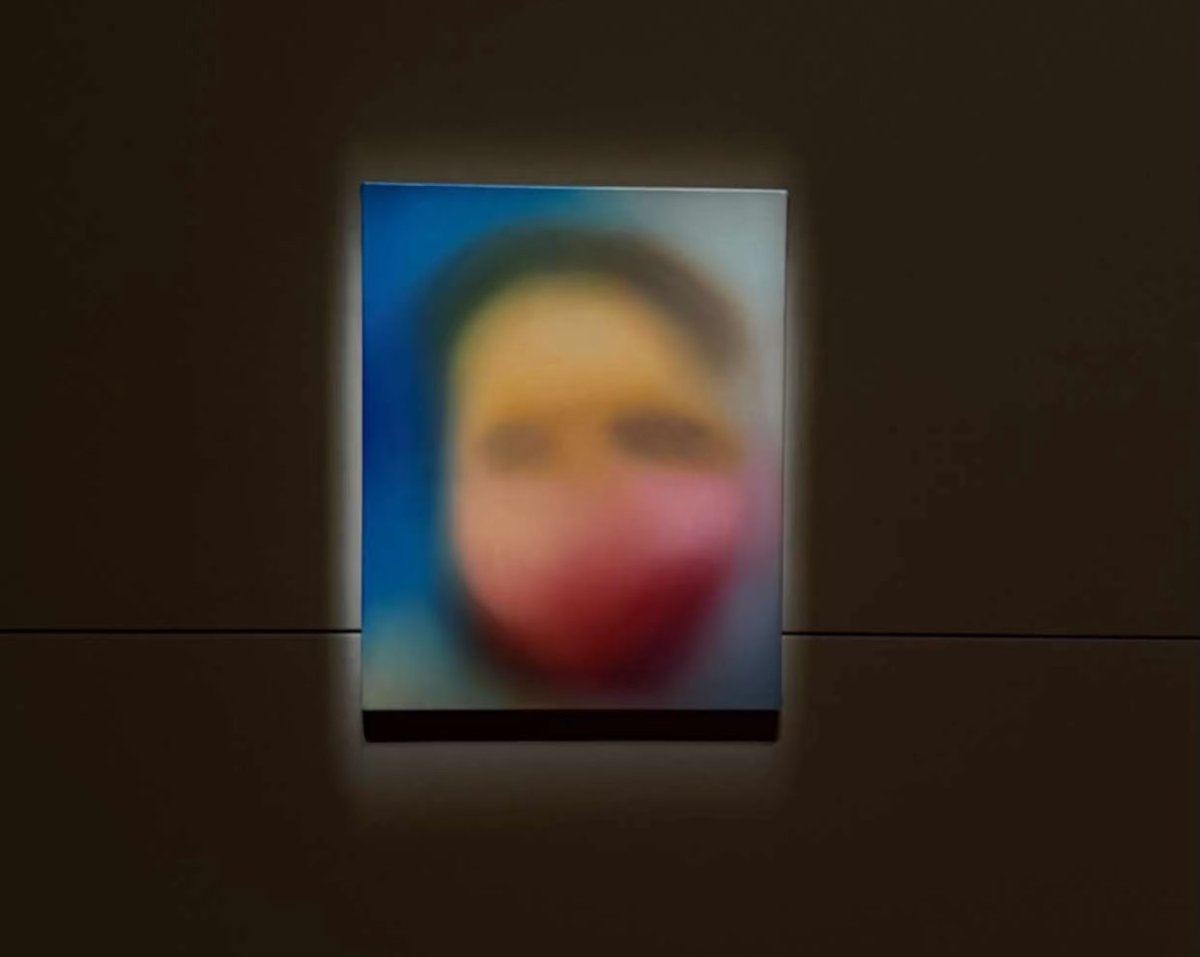 فنان من #غزة 🇵🇸
مشارك في #بينالي_الدرعية اليوم🇸🇦

العمل مؤلم
-يجسد فيه الصور التي تصله كرسالة من أهله عبر تليغرام،قبل فتح الرسالة في التطبيق تظهر الصورة بشكل مشوش بسبب بطء الإنترنت وقد تحمل بداخلها خبرا حزينا لجثمان أحد أحبابه الذين فقدهم
لحظات بين الحياة والموت في انتظاره للصورة