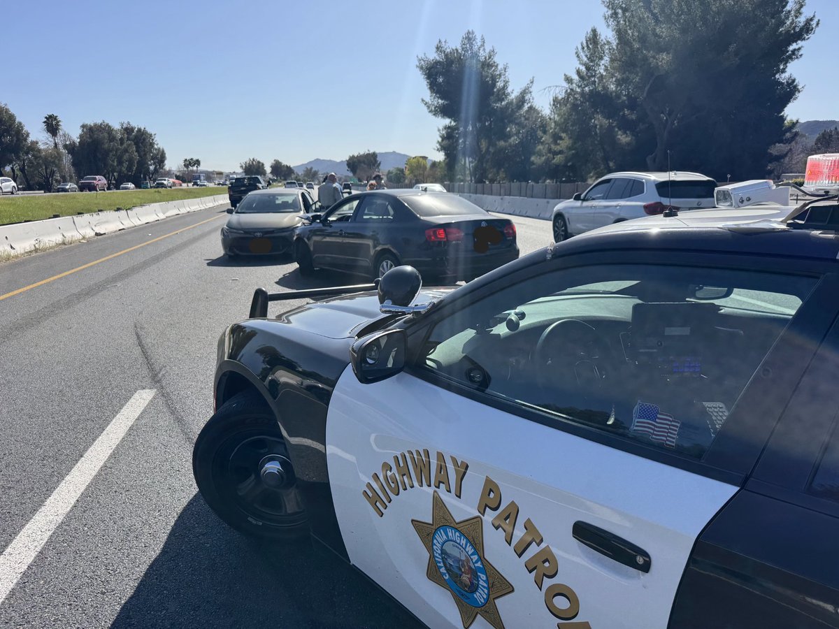 chp_temecula's tweet photo. Two-vehicle non-injury traffic collision. Location: S/B I-15 in a construction zone, just north of Rancho California Road. The right 2 lanes are blocked. Lanes are expected to reopen soon. Reminder to slow down in construction zones for safety. https://t.co/DXP7hCMM9A