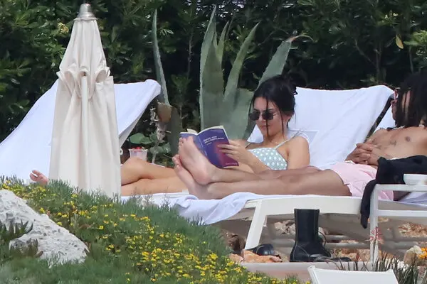 alonbro's tweet photo. Fun thing I remember: Pretty sure the song "Bloodstains" by 100 gecs is mentioned in Darcie Wilder's book "Literally Show Me A Healthy Person", which Kendall Jenner was spotted reading in 2019 (as part of Kaia Gerber's Book Club?) - meaning she beat a lot of you to 100 gecs https://t.co/Q6L2XayC8d