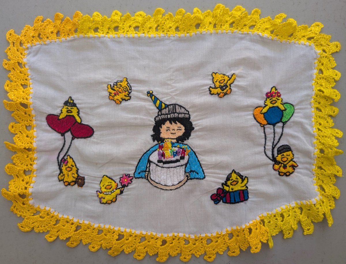 Finalmente (después de mil años) he terminado este pequeño bordadito de Quackity cumpleañero, no lo puede terminar para el día de su cumpleaños pero aquí está. Se me deformó un poco el diseño al bordar pero está hecho mucho cariño 😊
#quackity #quackityfanart #quackitybirthday