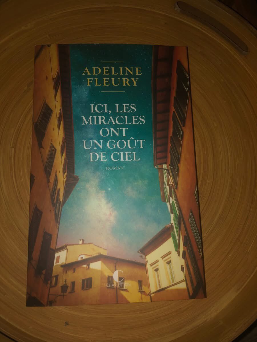 PlaceToBe_net's tweet photo. J’ai commencé Ici les miracles ont un goût de ciel d’Adeline Fleury. Pour l’instant, j’aime bien 😌 

Dans cette ville du sud de l’Italie, ça sent les épices, la friture de poisson et le soleil. Ici, on dit que s’accomplissent parfois des miracles. https://t.co/6QRXCsxwEB