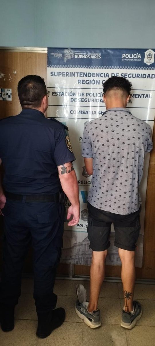 nandotocho's tweet photo. Un hombre acaba de ser detenido en Barrio La Loma de La Plata. Quedó acusado de matar a su pareja tras una discusión. Sucedió en un departamento de Diagonal 76 y 22. El detenido fue identificado como Marcos Ariel Garcia (foto). La víctima murió en el Hospital Rossi tras caer de un segundo piso, la identificaron como Rocío Alvarito (26). Fuentes judiciales indicaron que el caso se inscribe en un femicidio, el detenido se defendió y hace instantes le dijo a la policía que ella se arrojó por cuenta propia. Investiga el fiscal Alvaro Garganta (UFI 11).  Una vecina declaró que escuchó una fuerte discusión minutos antes de la caída.