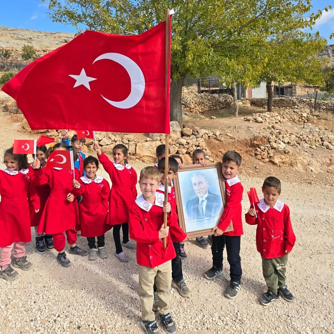 bosunatiklama's tweet photo. Okullarda 2. dönem 'Türk bayrağı tarihi ve sevgisi' temasıyla başlayacak. https://t.co/oDBbldk3Jp