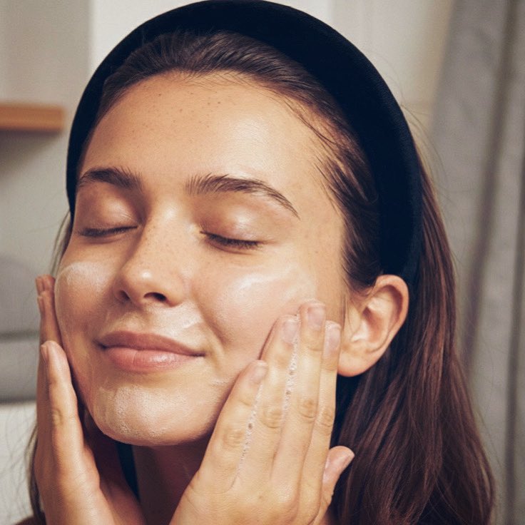 lunaandlaurelco's tweet photo. Your skin works hard all day - protecting, balancing, and adapting.

Washing your face simply helps it start fresh again.

Calm skin is healthy skin. https://t.co/OwzcGPIh4P