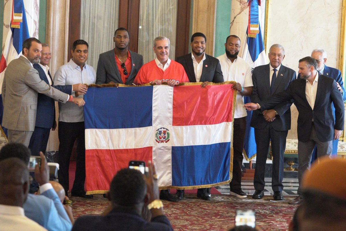 ABINADER ENTREGA BANDERA AL ESCOGIDO Y LE PIDE QUE RETENGAN SU CORONA EN MEXICO.

El presidente <a href="/luisabinader/">Luis Abinader</a>  recibió a los <a href="/EscogidoBBClub/">𝐄𝐬𝐜𝐨𝐠𝐢𝐝𝐨 𝐁𝐚𝐬𝐞𝐛𝐚𝐥𝐥 𝐂𝐥𝐮𝐛</a>, campeones 2026 🏆🦁. Los Leones representarán al Pais en la Serie del Caribe 🇩🇴

Le dijo a Yefry Yan que tire su brinquito en 🇲🇽 Mexico