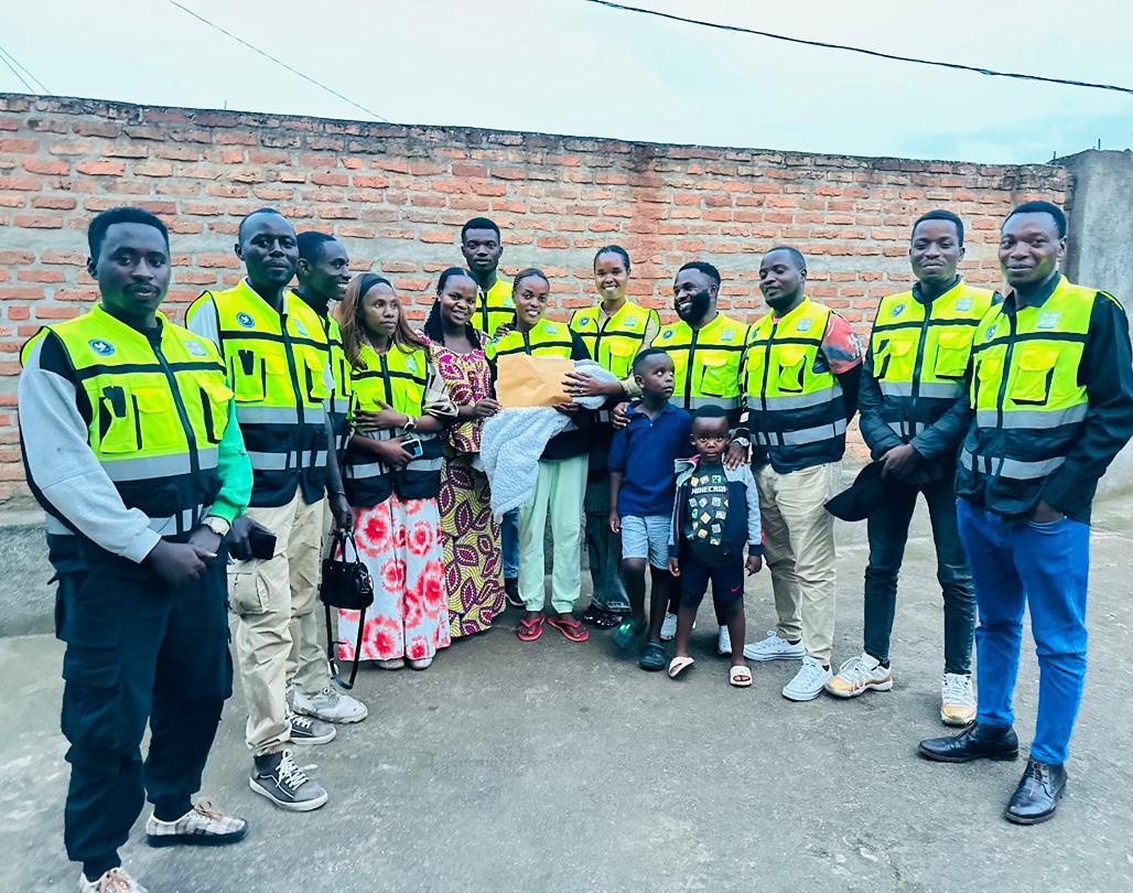 YouthMusanze's tweet photo. @RwandaYouthVol1 muri @MusanzeDistrict mu murenge wa Cyuve basuye Mugenzi wabo w'umukorerabushake MUKESHIMANA Gentille uherutse kubyara. bamusuye mu rwego rwo kumuhemba dore ko bamushyiriye n'igikoma cyo kumuhemba binyuze muri Sociale y'abanyamuryango ba Youth Volunteers Cyuve. https://t.co/HK0ksTUHNt